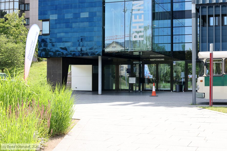Eingang der Rhein-Mosel-Halle in Koblenz mit einem Oldie-Bus rechts am Bildrand. Foto: Bernd Kittendorf, 2026 Eingang der Rhein-Mosel-Halle in Koblenz mit einem Oldie-Bus rechts am Bildrand. Foto: Bernd Kittendorf, 2026