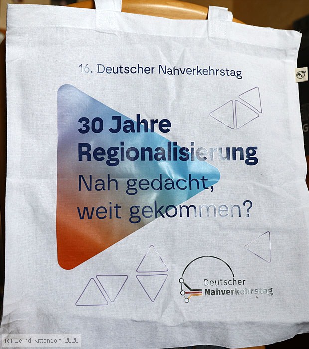 Tasche / Stoffbeutel mit dem Motto der Veranstaltung: 30 Jahre Regionalisierung - Nah gedacht, weit gekommen? Foto: Bernd Kittendorf, 2026 Tasche / Stoffbeutel mit dem Motto der Veranstaltung: 30 Jahre Regionalisierung - Nah gedacht, weit gekommen? Foto: Bernd Kittendorf, 2026