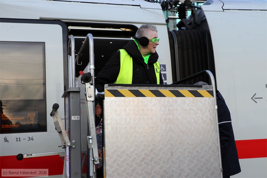 Claudia auf dem Hublift an einem ICE, Foto: Bernd Kittendorf, 2026