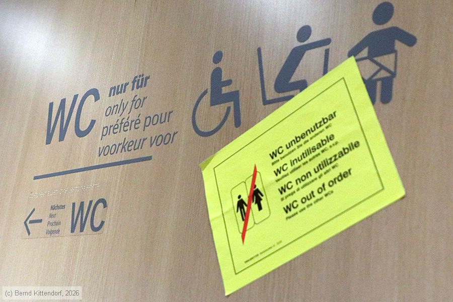 Hinweis an der nicht benutzbaren einzigen Universaltoilette in unserem ICE, Foto: Bernd Kittendorf, 2026