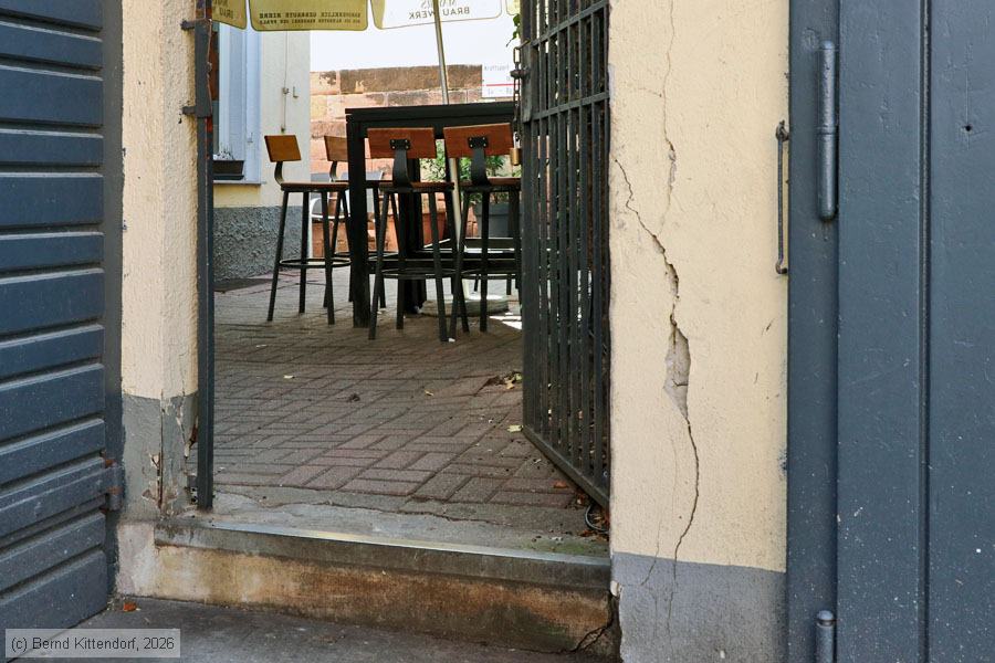 Stufe als eine der Barrieren bei der Veranstaltung der SPD am 07. M&auml;rz 2026 in Oggersheim. Foto: Bernd Kittendorf, 2026