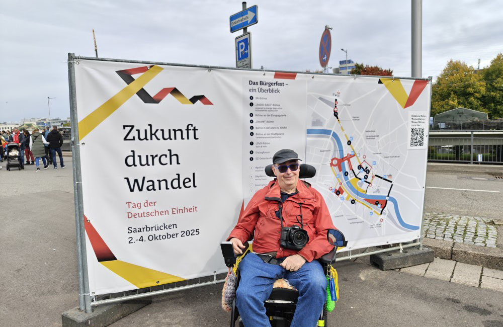 Bernd Kittendorf vor einem &Uuml;bersichtsplan der Veranstaltung in Saarbr&uuml;cken, Foto: Claudia Kittendorf-Wolf, 2025