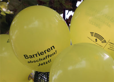Gelbe Luftballons des Beauftragten f&uuml;r Belange von Menschen mit Behinderungen im Saarland, Foto: Bernd Kittendorf, 2025