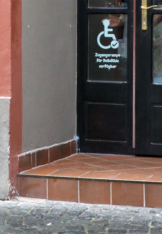 Hinweise auf Zugangsrampe am Restaurant, Foto: Bernd Kittendorf, 2026
